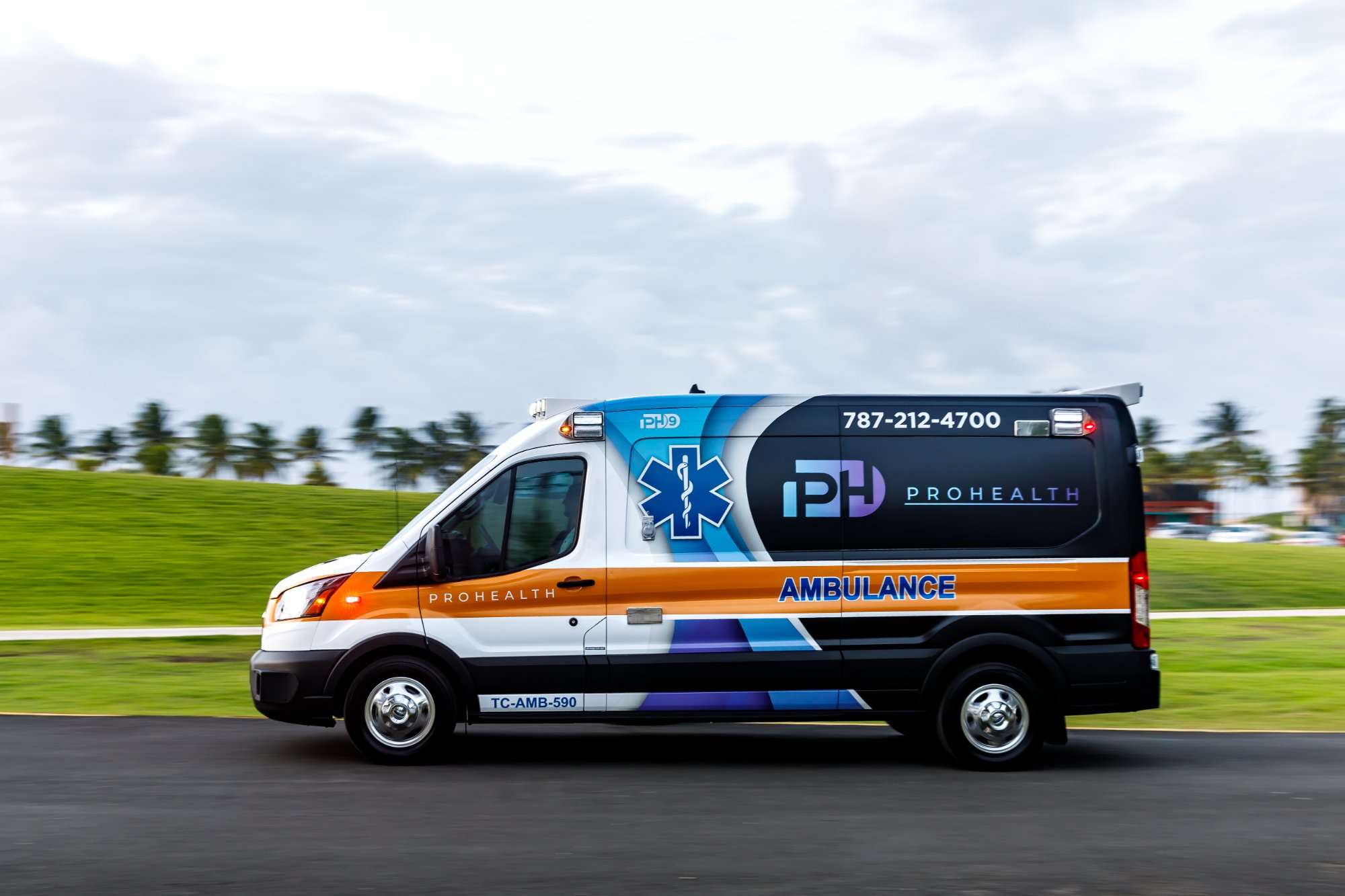 Ambulancia ALS Pro Health Ambulance Services en movimiento en carretera de Puerto Rico - servicio de emergencias médicas