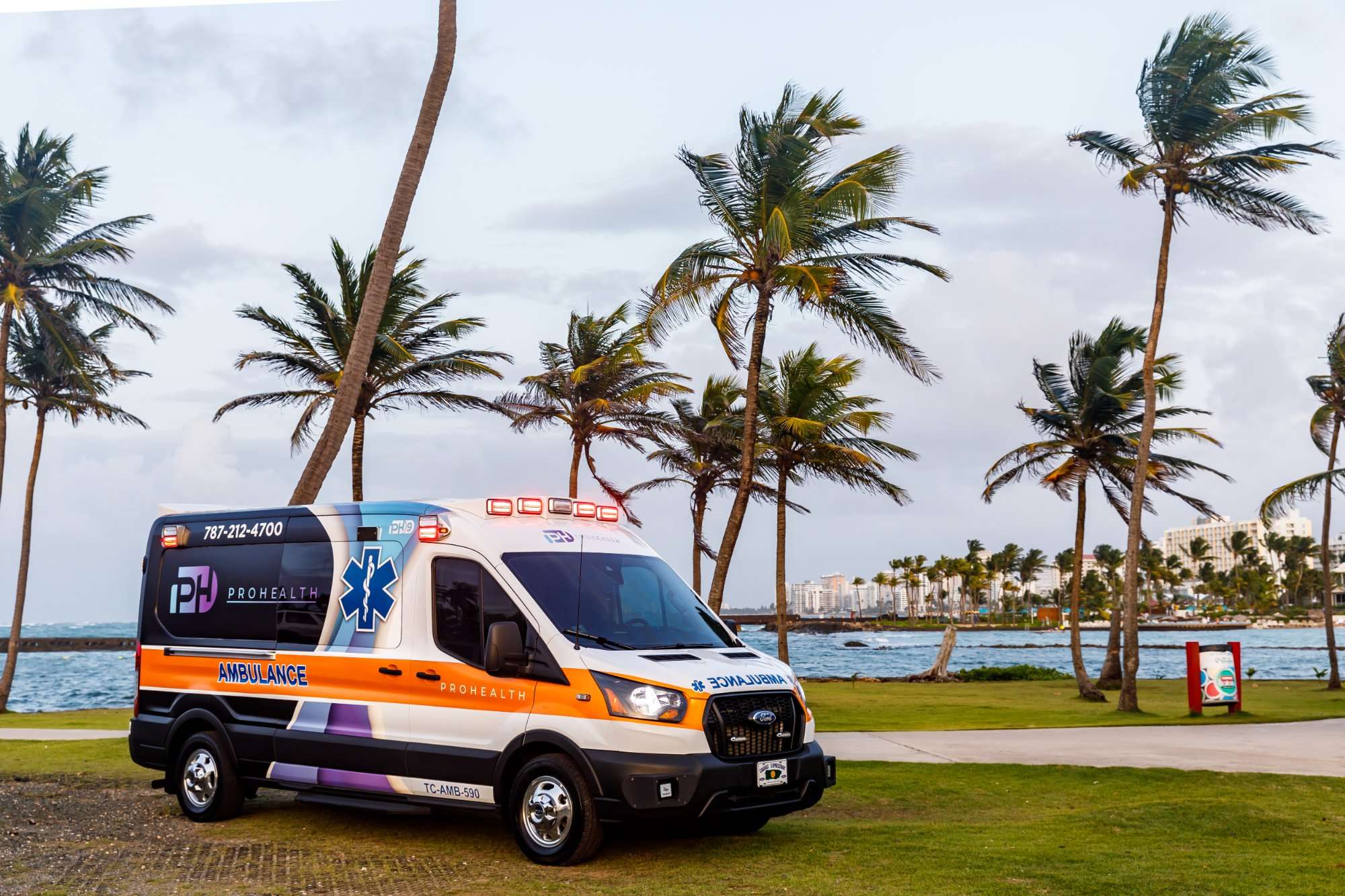 Unidad de ambulancia ALS Type III Pro Health Ambulance Services en San Juan Puerto Rico con palmas y bahía de fondo